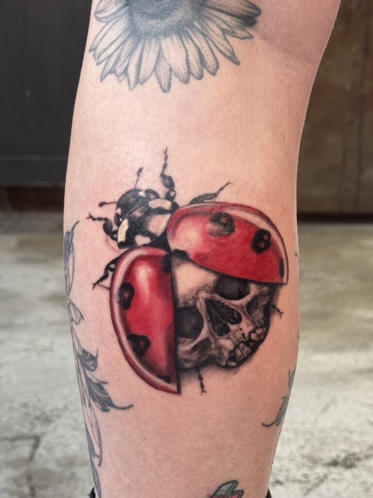 Tatouage coccinelle crâne